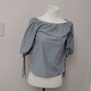 ❤️3/$15❤️  Speed Limit MPH  Juniors Off the Shoulders Pinstripe Top size Small